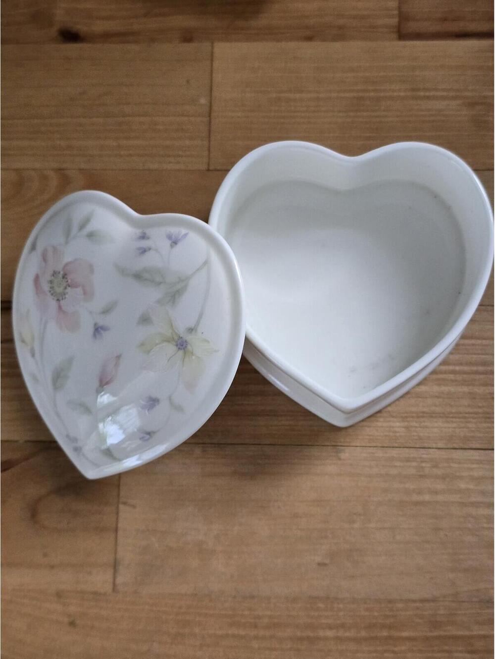 Mikasa Bone China Pastel Garden Narumi Japan B2055 Heart-Shaped Trinket Box